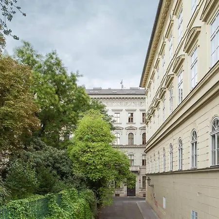 Spectacular Views Guaranteed With A/C! Apartman Prága